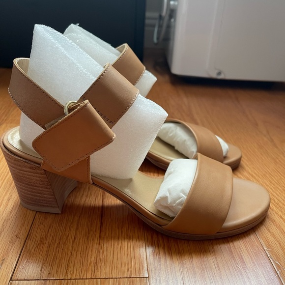 Stuart Weitzman Broadband - Picture 2 of 5